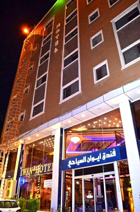 نمای بیرونی هتل ایوان