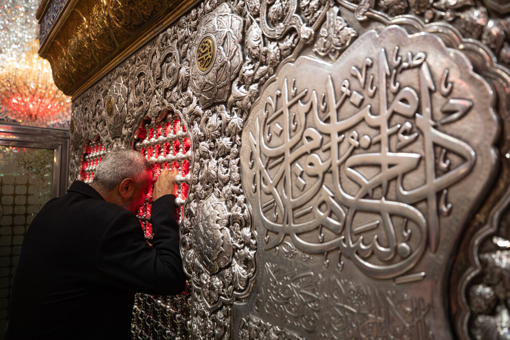 قبر حبیب بن مظاهر کجای حرم امام حسین است و چرا از سایر شهدا جداست؟