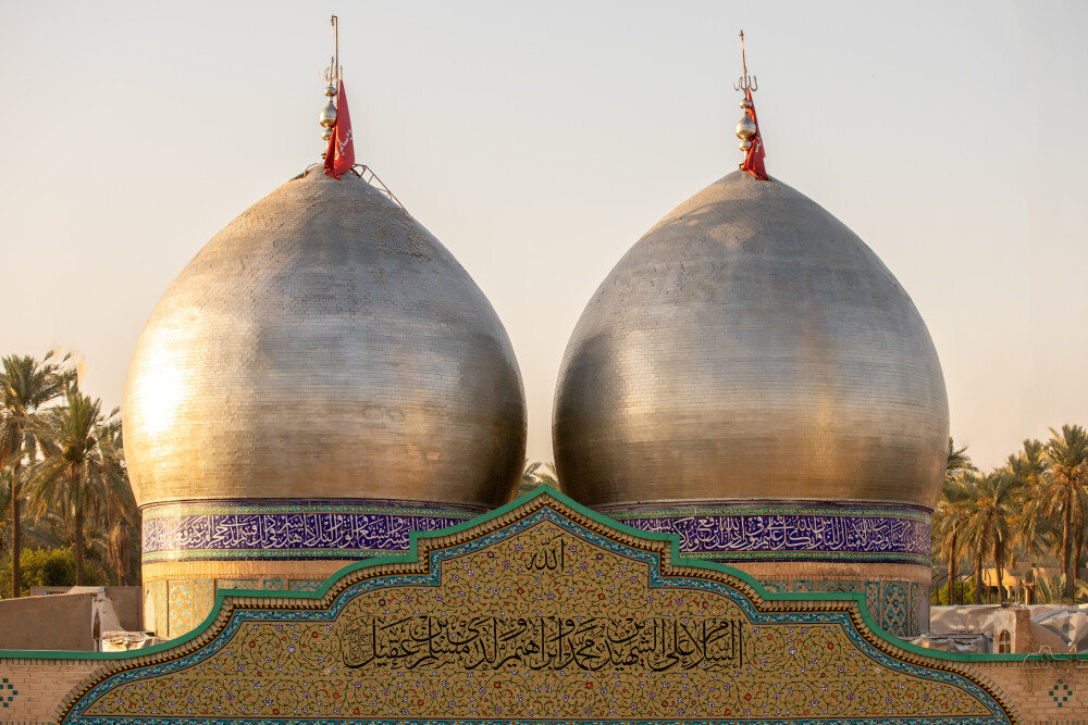 تصویر دو گنبد طلایی حرم طفلان مسلم از فاصله نزدیک