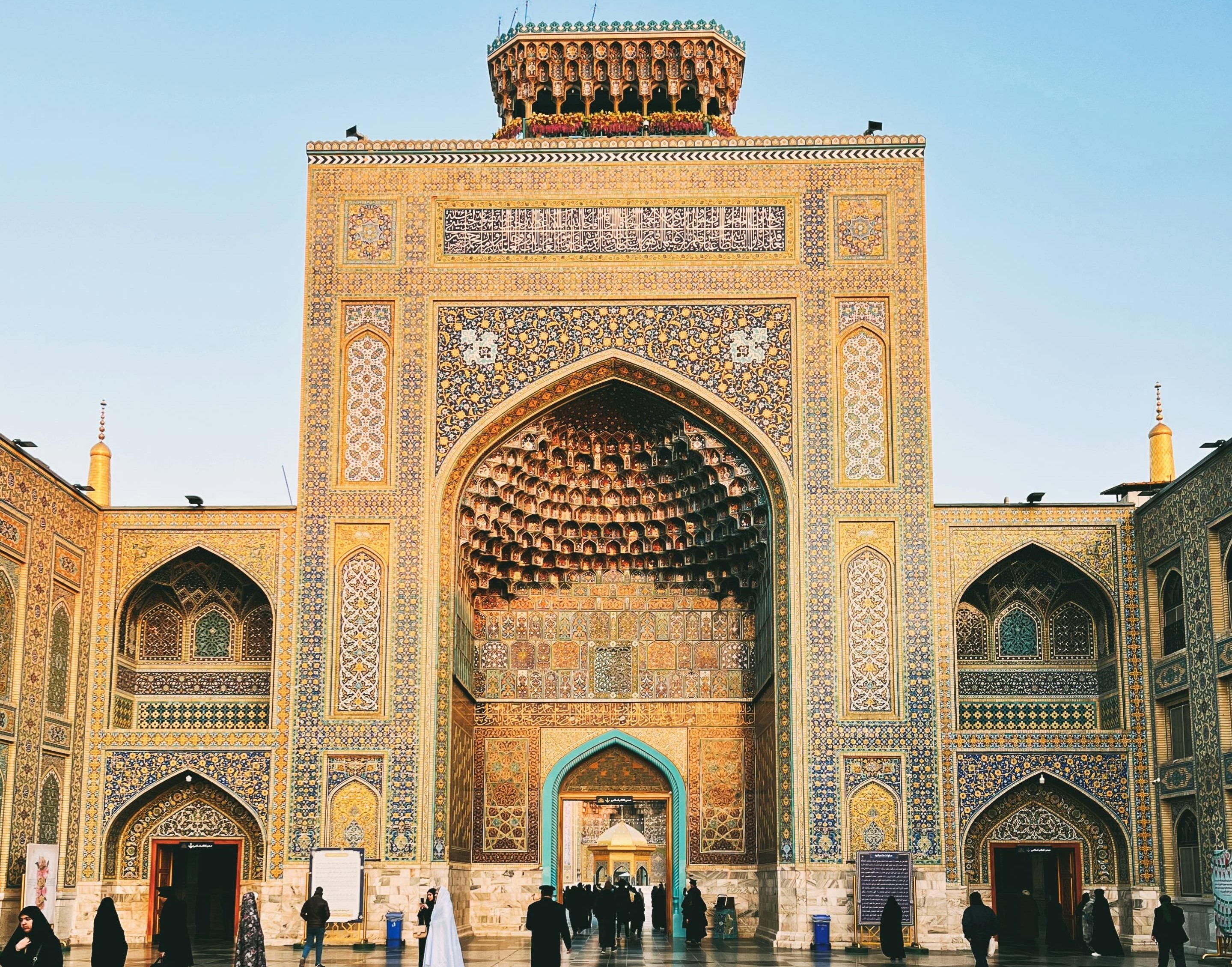 تصویر ورودی صحن انقلاب از سمت رواق دارالحجة و نقارهخانه بالای آن