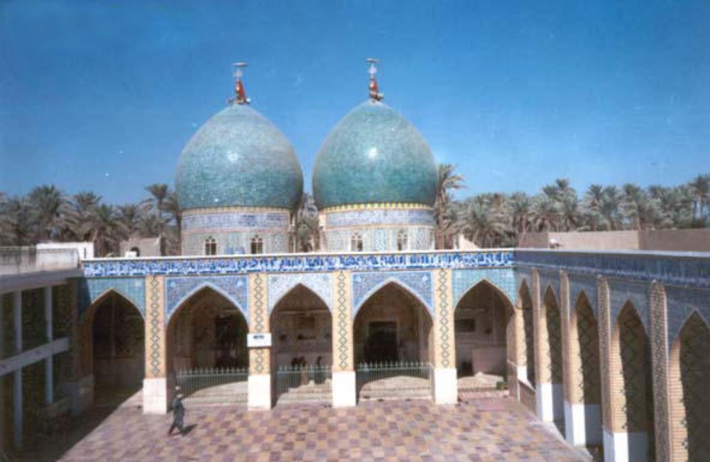 تصویر بخشی از ایوان و دو گنبد حرم دو طفلان مسلم با کاشی فیروزهای