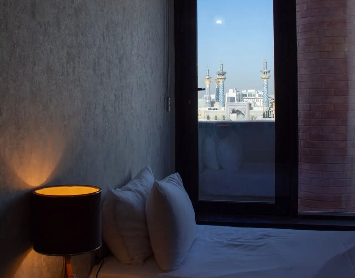تصویر داخل یکی از اتاق‌های هتل با ویوی حرم امام رضا (ع)