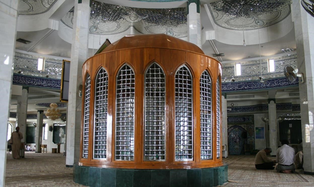 تصویر ضریح مقام راس الحسین در مسجد حنانه نجف که از چوب و نقره ساخته شده است.