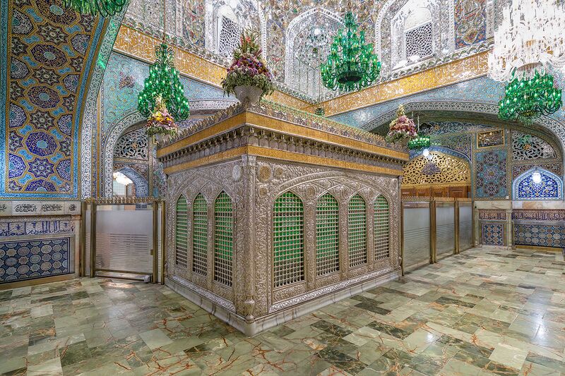 چرا ضریح امام رضا (ع) دقیقا وسط گنبد نیست و به گوشه بالا سر متمایل است؟