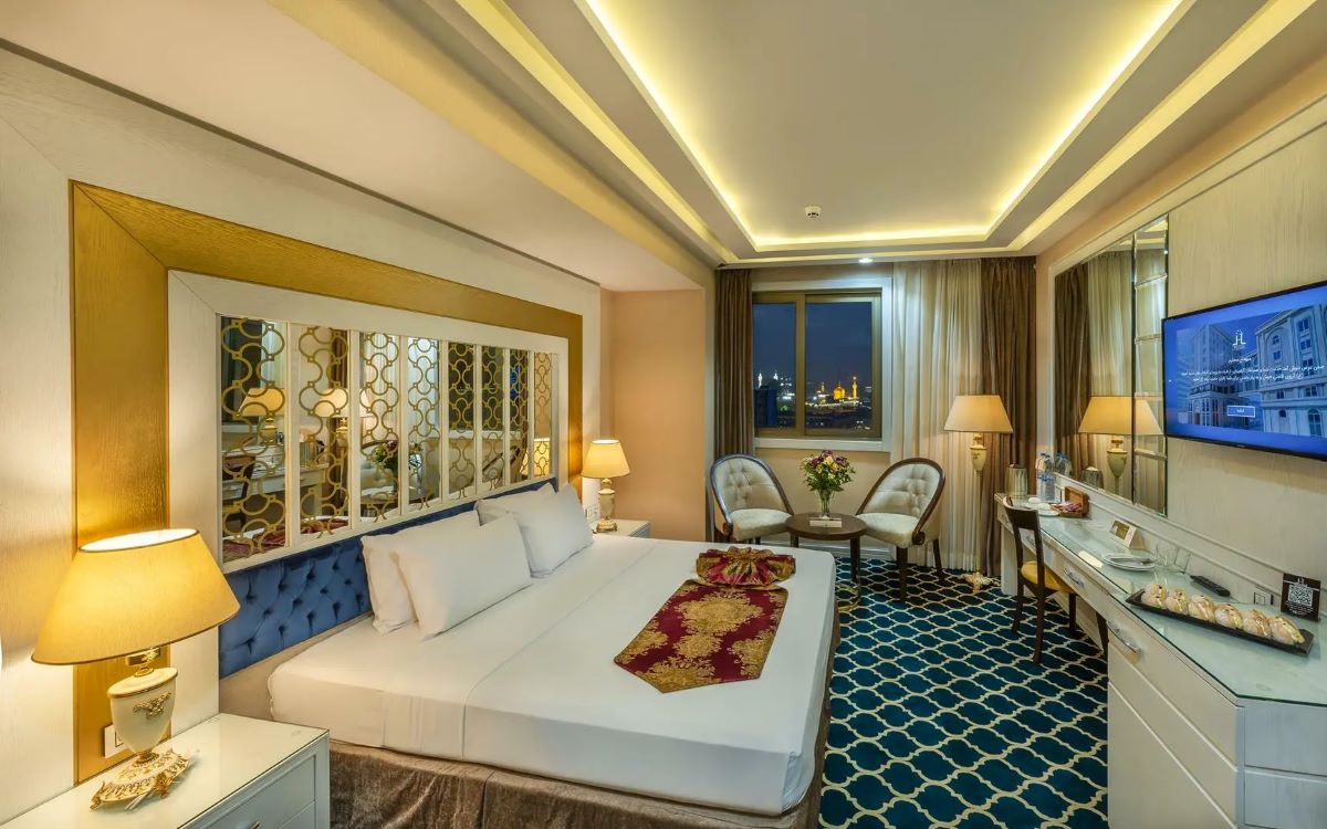 تصویر اتاق دیدار در هتل مدینة الجواد مشهد که پنجره آن رو به گنبد و گلدسته حرم امام رضا (ع) است