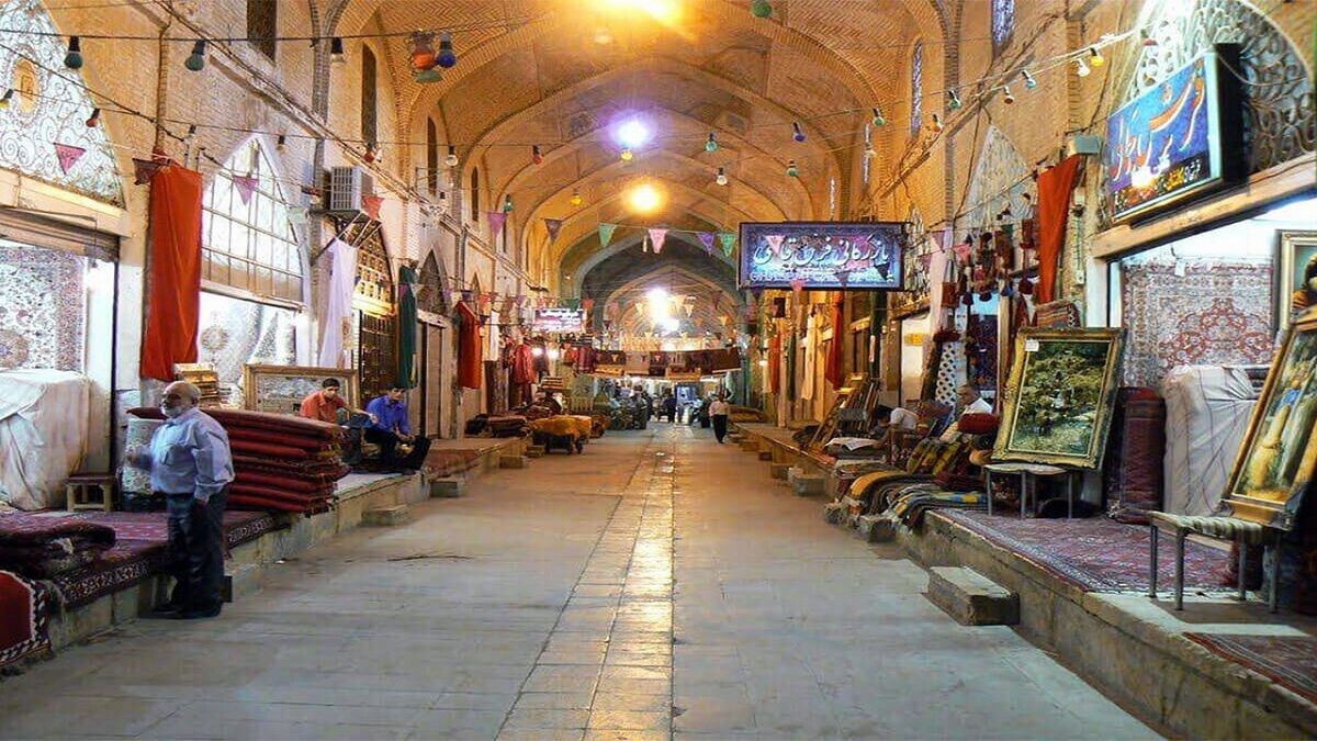 راهرو بازار سرشور مشهد و حجره‌های فرش