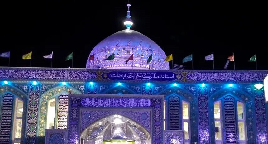 نمای گنبد و آستان خواجه اباصلت مشهد در شب با نورپردازی
