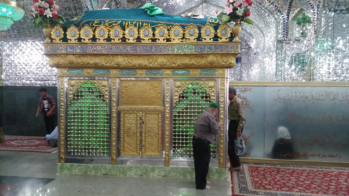 ضریح امامزاده یحیی بن زید (یا برادر آن) و زائران اطراف آن