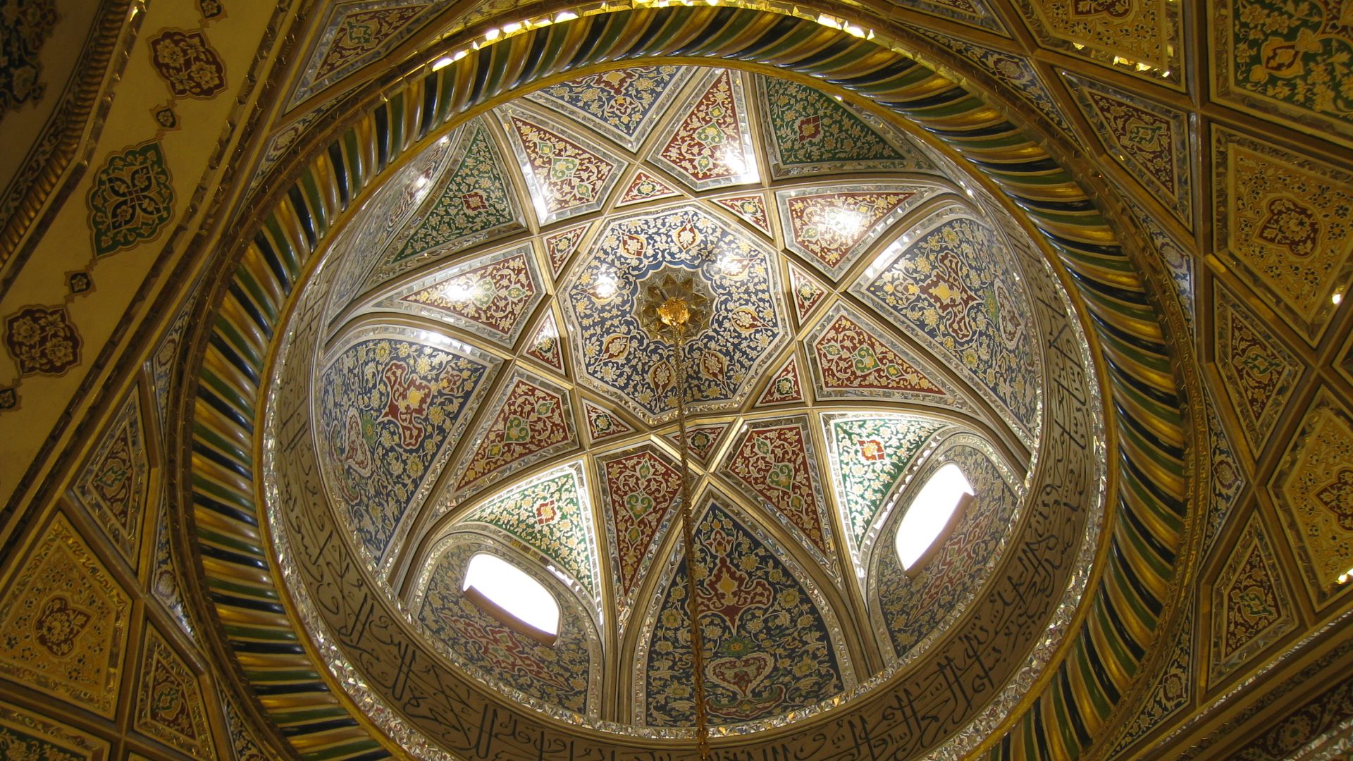 نمای نزدیک آینه‌کاری سقف حرم حضرت رقیه(س)