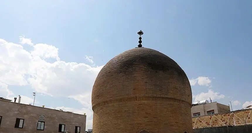 گنبد خشتی از نمای نزدیک با پس زمینه آسمان آبی