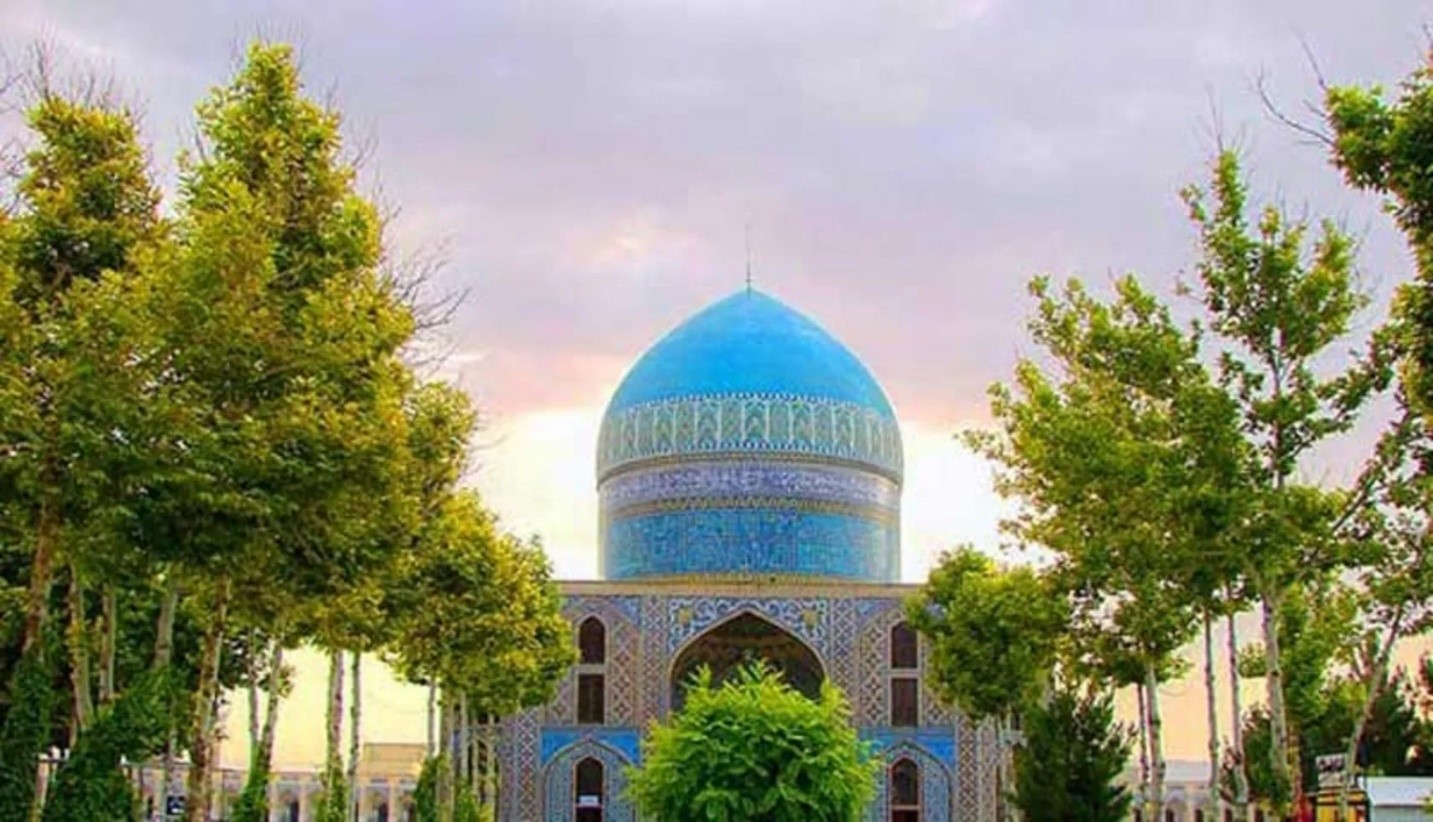 گنبد فیروزه‌ای و محوطه درختکاری شده مقبره پیر پالاندوز
