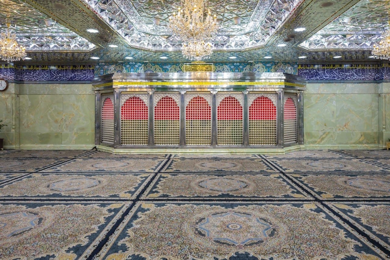 ضریح امام حسین (ع) از نزدیک که در سرداب حضرت بنا شده است