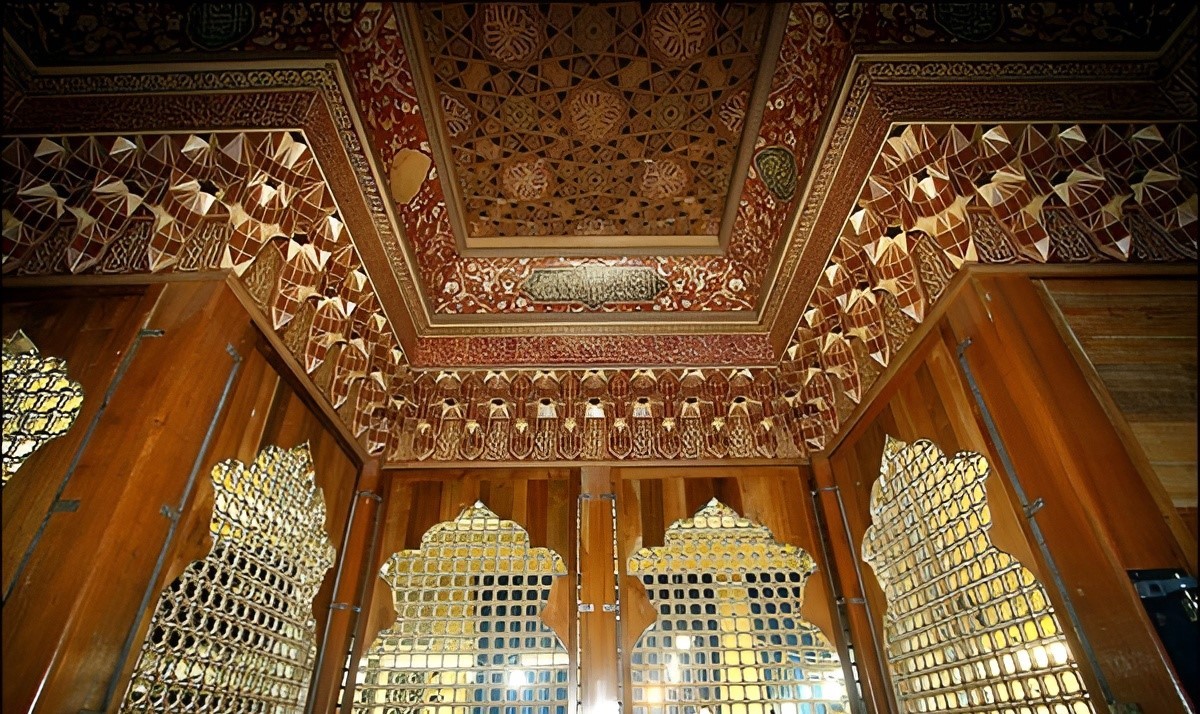 تصویر بخشی از نمای داخلی محل قبر حضرت علی اکبر در ضریح امام حسین (ع) هنگام ساخت در کارگاه
