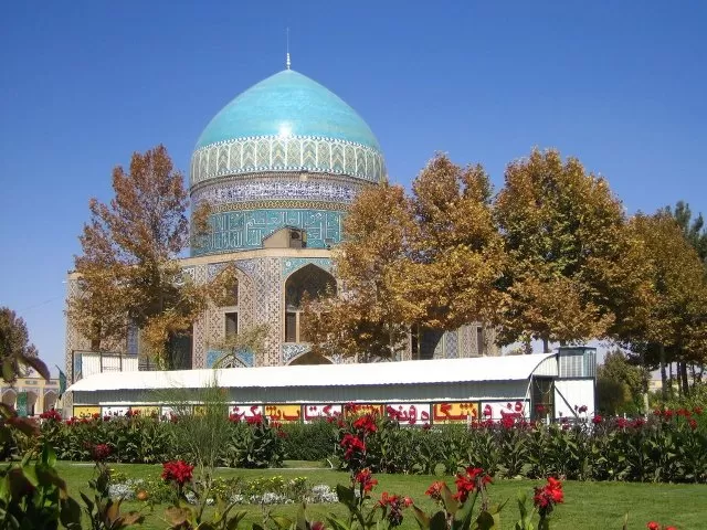 گنبد و آستان خواجه ربیع و فضای سبز و گل‌کاری شده آن