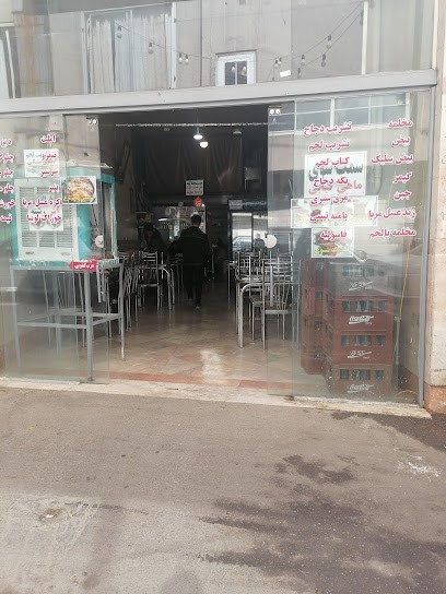 ورودی چایخانه سنتی و فضای داخل آن